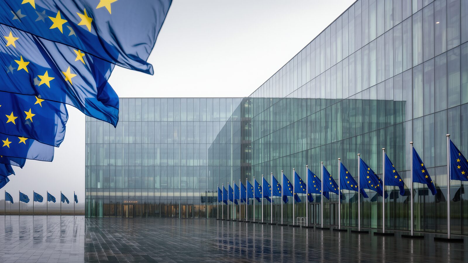 Il baricentro della compliance resta a Bruxelles: da oggi l’AI Act ha un calendario nuovo e le imprese hanno un perimetro più chiaro entro cui muoversi.