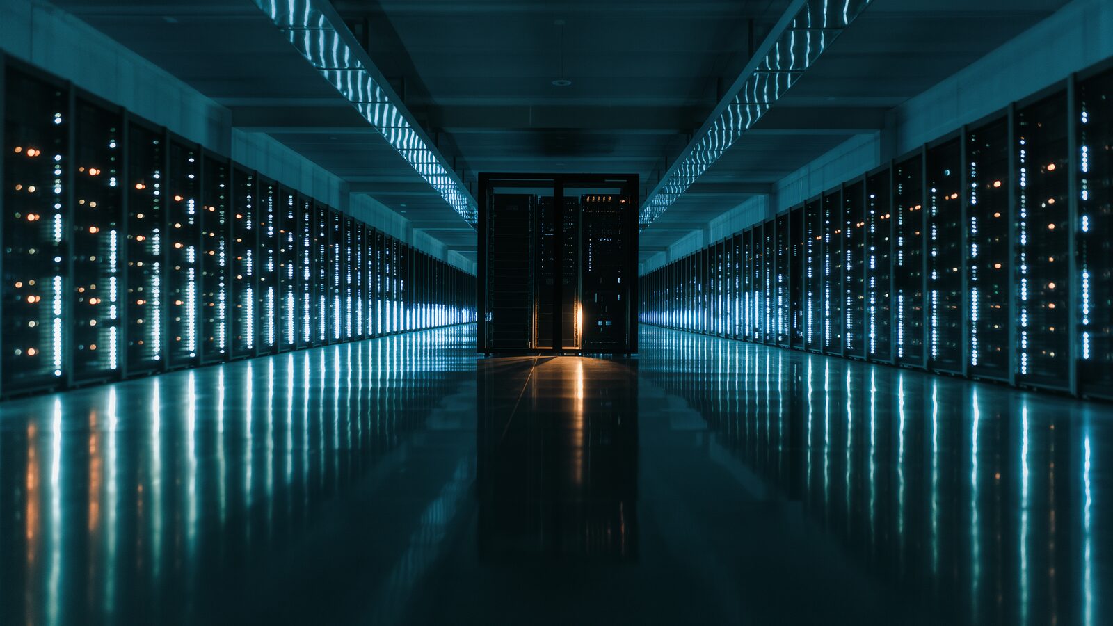 Sala server di un data center con corridoi di rack illuminati da luce fredda, atmosfera da reportage tecnologico